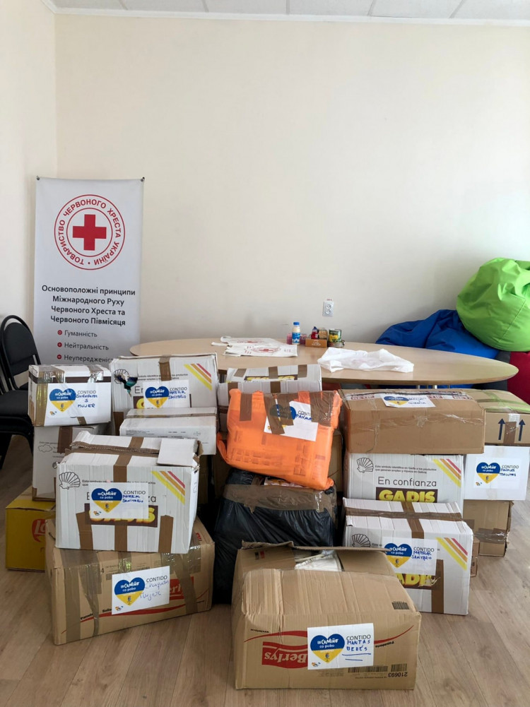 Сбор гуманитарной помощи в Красном Кресте