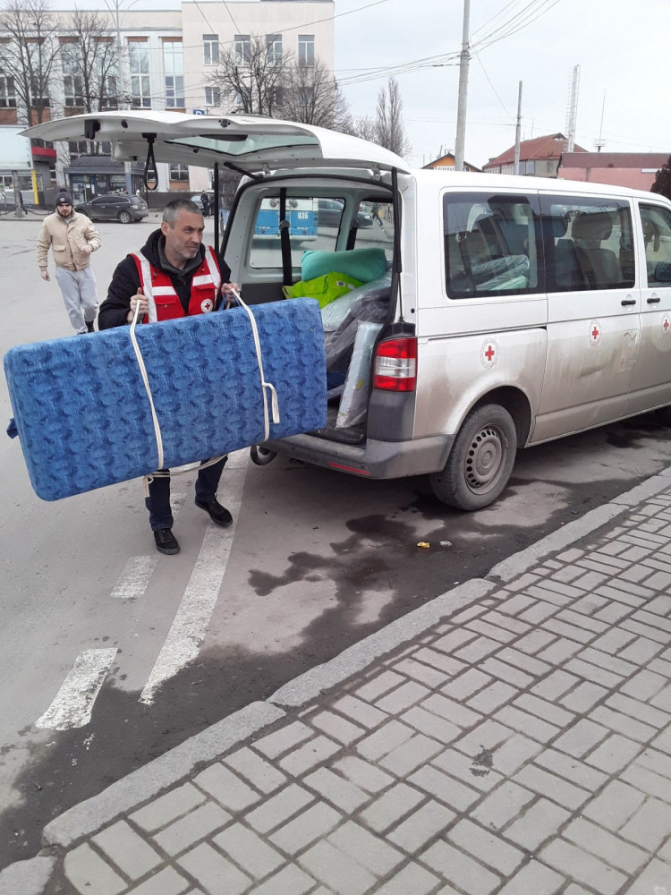 Краснокрестовцы помогают переселенцам на вокзале в Виннице