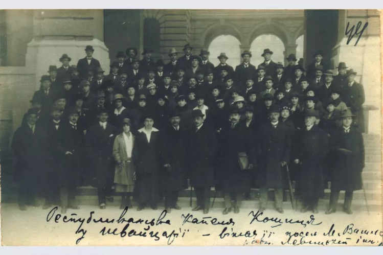 Українська Республіканська Капела у Берні разом із послом УНР у Швейцарії Миколою Васильком, 21 жовтня 1919 року.