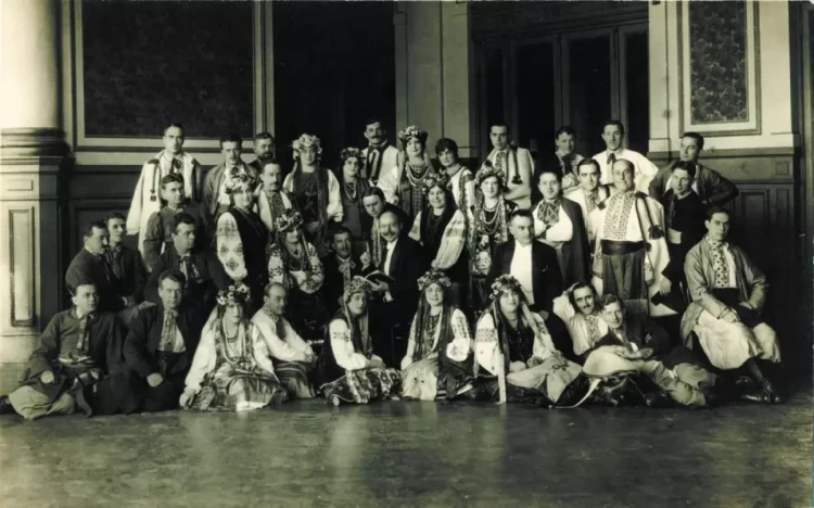 Співаки капели та Олександр Кошиць (на фото — у центрі) у Празі, 1919 рік. 